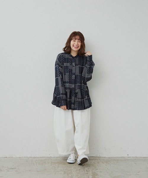 MERLOT（メルロー）の「パッチワーク柄ティアードブラウス（シャツ/ブラウス・レディース・ホワイト/ネイビー・FREE）」の11枚目の写真