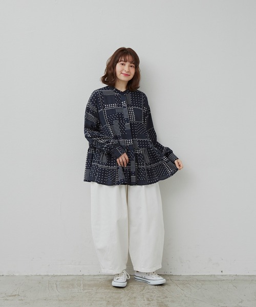 MERLOT（メルロー）の「パッチワーク柄ティアードブラウス（シャツ/ブラウス・レディース・ホワイト/ネイビー・FREE）」の12枚目の写真