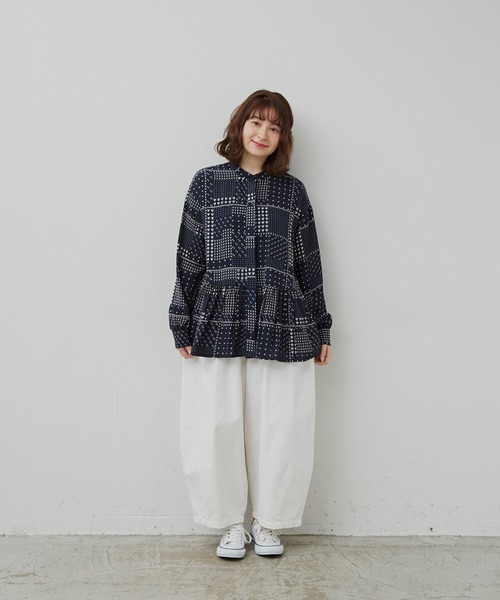 MERLOT（メルロー）の「パッチワーク柄ティアードブラウス（シャツ/ブラウス・レディース・ホワイト/ネイビー・FREE）」の13枚目の写真