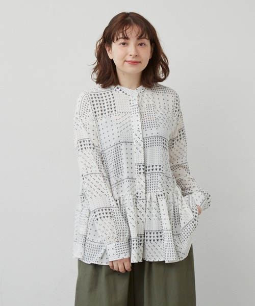 MERLOT（メルロー）の「パッチワーク柄ティアードブラウス（シャツ/ブラウス・レディース・ホワイト/ネイビー・FREE）」の3枚目の写真