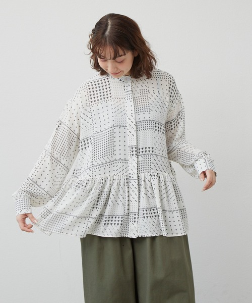 MERLOT（メルロー）の「パッチワーク柄ティアードブラウス（シャツ/ブラウス・レディース・ホワイト/ネイビー・FREE）」の4枚目の写真