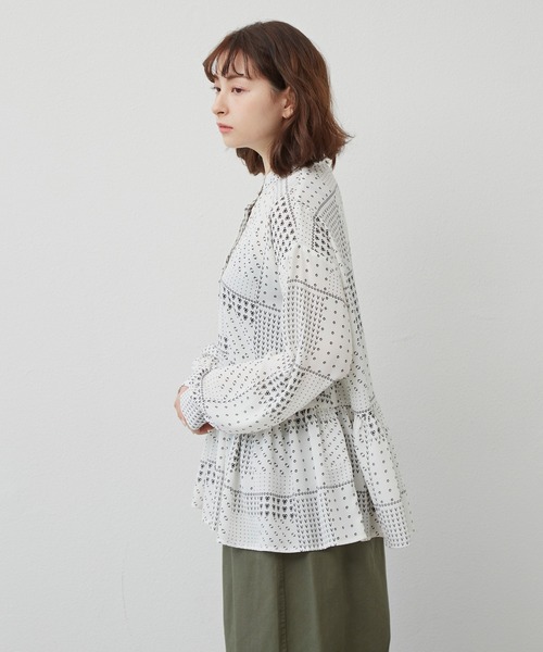 MERLOT（メルロー）の「パッチワーク柄ティアードブラウス（シャツ/ブラウス・レディース・ホワイト/ネイビー・FREE）」の5枚目の写真