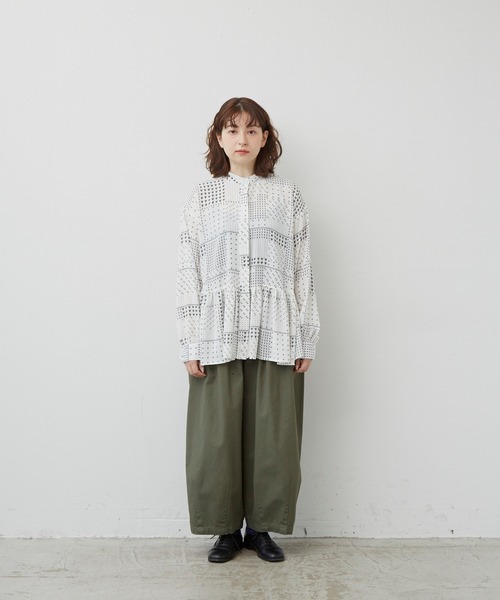 MERLOT（メルロー）の「パッチワーク柄ティアードブラウス（シャツ/ブラウス・レディース・ホワイト/ネイビー・FREE）」の6枚目の写真