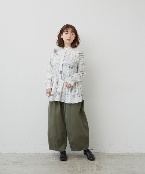 MERLOT（メルロー）の「パッチワーク柄ティアードブラウス（シャツ/ブラウス・レディース・ホワイト/ネイビー・FREE）」の7枚目の写真