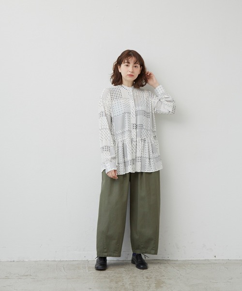 MERLOT（メルロー）の「パッチワーク柄ティアードブラウス（シャツ/ブラウス・レディース・ホワイト/ネイビー・FREE）」の8枚目の写真