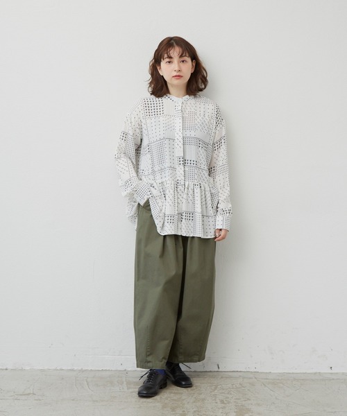 MERLOT（メルロー）の「パッチワーク柄ティアードブラウス（シャツ/ブラウス・レディース・ホワイト/ネイビー・FREE）」の9枚目の写真