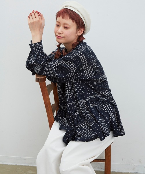 MERLOT（メルロー）の「パッチワーク柄ティアードブラウス（シャツ/ブラウス・レディース・ホワイト/ネイビー・FREE）」の19枚目の写真