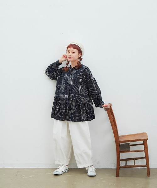 MERLOT（メルロー）の「パッチワーク柄ティアードブラウス（シャツ/ブラウス・レディース・ホワイト/ネイビー・FREE）」の20枚目の写真