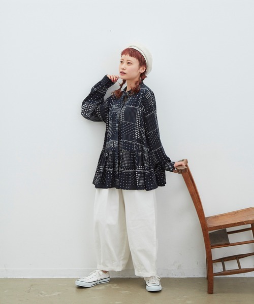 MERLOT（メルロー）の「パッチワーク柄ティアードブラウス（シャツ/ブラウス・レディース・ホワイト/ネイビー・FREE）」の21枚目の写真