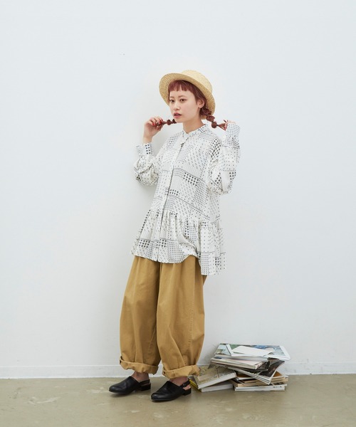 MERLOT（メルロー）の「パッチワーク柄ティアードブラウス（シャツ/ブラウス・レディース・ホワイト/ネイビー・FREE）」の17枚目の写真