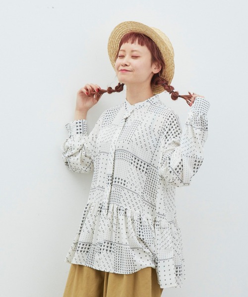 MERLOT（メルロー）の「パッチワーク柄ティアードブラウス（シャツ/ブラウス・レディース・ホワイト/ネイビー・FREE）」の14枚目の写真