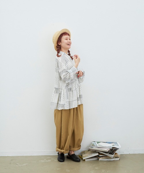 MERLOT（メルロー）の「パッチワーク柄ティアードブラウス（シャツ/ブラウス・レディース・ホワイト/ネイビー・FREE）」の16枚目の写真