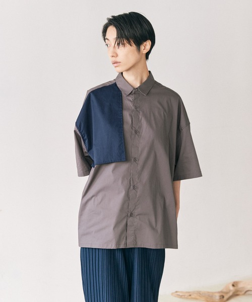 EMMA CLOTHES(エマクローズ)の「オーバーサイズ トレンチヨーク配色デザイン S/Sシャツ EMMA CLOTHES(シャツ/ブラウス・メンズ・グレイッシュベージュ/チャコール/ライトブルー・FREE)」の2枚目の写真
