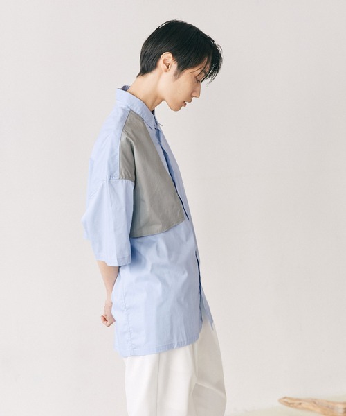 EMMA CLOTHES(エマクローズ)の「オーバーサイズ トレンチヨーク配色デザイン S/Sシャツ EMMA CLOTHES(シャツ/ブラウス・メンズ・グレイッシュベージュ/チャコール/ライトブルー・FREE)」の3枚目の写真