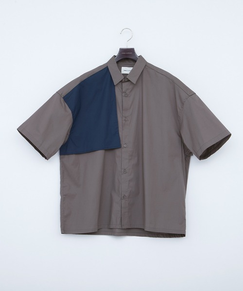 EMMA CLOTHES(エマクローズ)の「オーバーサイズ トレンチヨーク配色デザイン S/Sシャツ EMMA CLOTHES(シャツ/ブラウス・メンズ・グレイッシュベージュ/チャコール/ライトブルー・FREE)」の4枚目の写真