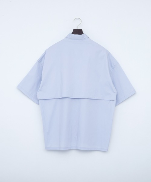 EMMA CLOTHES(エマクローズ)の「オーバーサイズ トレンチヨーク配色デザイン S/Sシャツ EMMA CLOTHES(シャツ/ブラウス・メンズ・グレイッシュベージュ/チャコール/ライトブルー・FREE)」の6枚目の写真