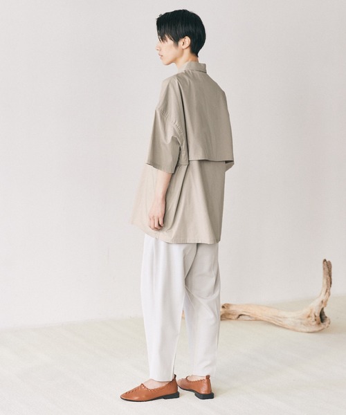 EMMA CLOTHES(エマクローズ)の「オーバーサイズ トレンチヨーク配色デザイン S/Sシャツ EMMA CLOTHES(シャツ/ブラウス・メンズ・グレイッシュベージュ/チャコール/ライトブルー・FREE)」の9枚目の写真