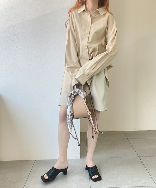 UNRELISH（アンレリッシュ）の「ビッグゆるチュニックシャツ（シャツ/ブラウス・レディース・ブラック/ベージュ・MEDIUM）」の6枚目の写真