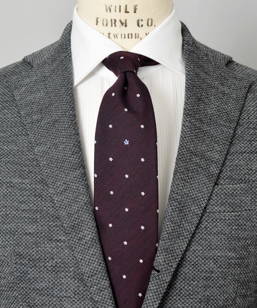 SHIPS（シップス）の「SD: ウール/シルク ワンポイント フラワーコモン ネクタイ（ネクタイ・メンズ・チャコールグレー/ブラウン/ワイン/コバルトブルー/ネイビー/パープル・6）」の5枚目の写真
