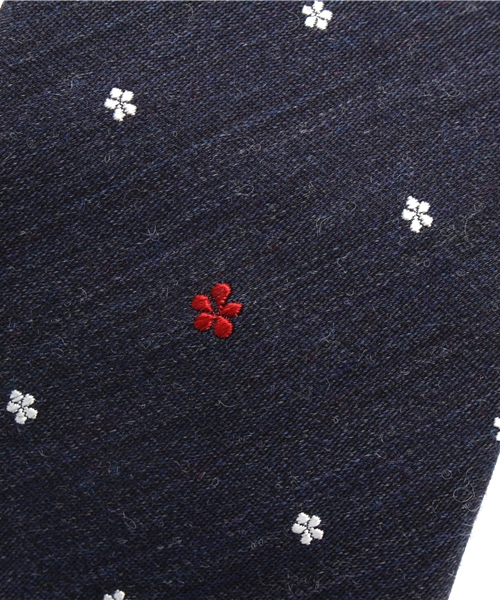 SHIPS（シップス）の「SD: ウール/シルク ワンポイント フラワーコモン ネクタイ（ネクタイ・メンズ・チャコールグレー/ブラウン/ワイン/コバルトブルー/ネイビー/パープル・6）」の13枚目の写真