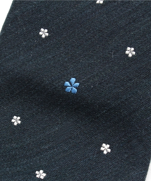 SHIPS（シップス）の「SD: ウール/シルク ワンポイント フラワーコモン ネクタイ（ネクタイ・メンズ・チャコールグレー/ブラウン/ワイン/コバルトブルー/ネイビー/パープル・6）」の14枚目の写真