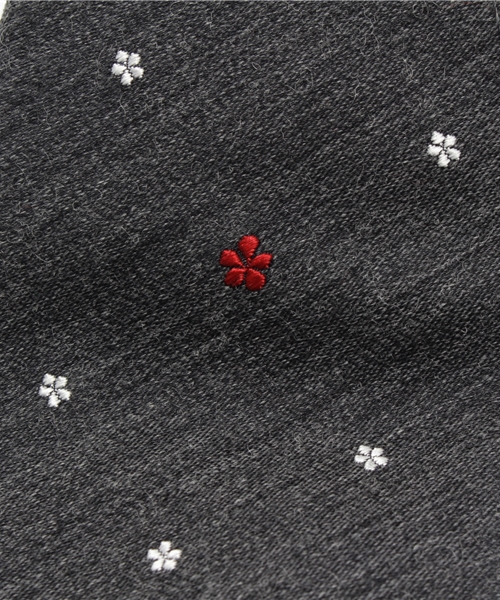 SHIPS（シップス）の「SD: ウール/シルク ワンポイント フラワーコモン ネクタイ（ネクタイ・メンズ・チャコールグレー/ブラウン/ワイン/コバルトブルー/ネイビー/パープル・6）」の7枚目の写真