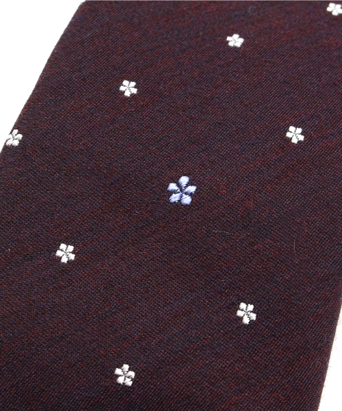 SHIPS（シップス）の「SD: ウール/シルク ワンポイント フラワーコモン ネクタイ（ネクタイ・メンズ・チャコールグレー/ブラウン/ワイン/コバルトブルー/ネイビー/パープル・6）」の8枚目の写真