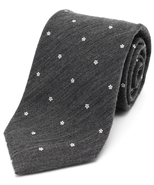 SHIPS（シップス）の「SD: ウール/シルク ワンポイント フラワーコモン ネクタイ（ネクタイ・メンズ・チャコールグレー/ブラウン/ワイン/コバルトブルー/ネイビー/パープル・6）」の18枚目の写真