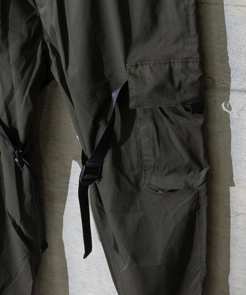 JOHN'S CLOSET（ジョンズクローゼット）の「【13】バックル＆テープ付きジョガーカーゴパンツ（カーゴパンツ・メンズ・ブラック/オリーブ・MEDIUM/LARGE）」の9枚目の写真