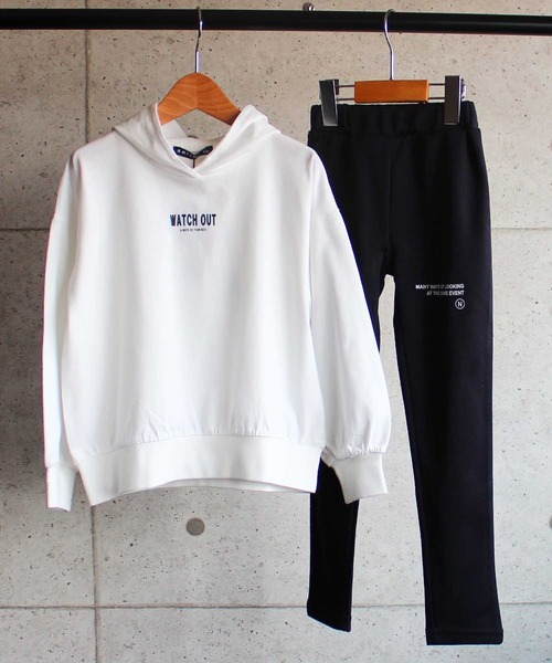 THE CASUAL(カジュアル)の「セットアップ プリント ロゴ ビッグ プルオーバー パーカー スウェット パンツ キッズ(パーカー・キッズ・ホワイト系その他2/ホワイト系その他/ブラック・110cm/120cm/140cm/160cm/130cm/150cm)」の2枚目の写真