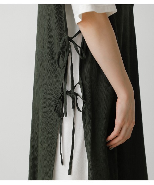 AZUL by moussy（アズールバイマウジー）の「LONG VEST SET ONEPIECE/ロングベストセットワンピース（ワンピース・レディース・ブラック/ダークグリーン/ライトブラウン・SMALL/MEDIUM）」の21枚目の写真