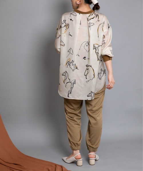 Eimee Law（エイミーロウ）の「Horse柄フロントタックBL（シャツ/ブラウス・レディース・ブラック/ベージュ・38）」の5枚目の写真