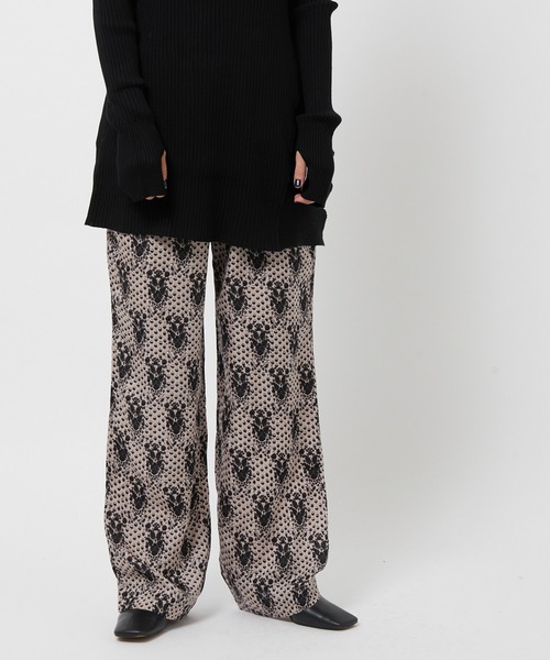 NE QUITTEZ PAS!(ヌキテパ)の「【ne Quittez pas】MODAL SATIN ETHNIC PRINT PANTS(その他パンツ・レディース・ベージュ/ブラウン・M)」の2枚目の写真