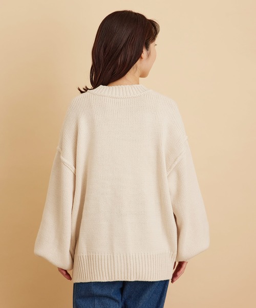 SALON adam et rope'（サロン アダム エ ロペ）の「【WEB限定】袖ボリュームニットカーディガン（カーディガン/ボレロ・レディース・オフホワイト/グリーン・FREE）」の4枚目の写真