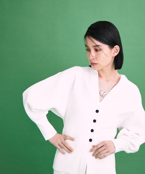 ADAM ET ROPE'(アダムエロペ)の「オーガニックコットンキーネックフォルムカーディガン(カーディガン/ボレロ・レディース・ホワイト/サックスブルー/オレンジ・FREE)」の2枚目の写真