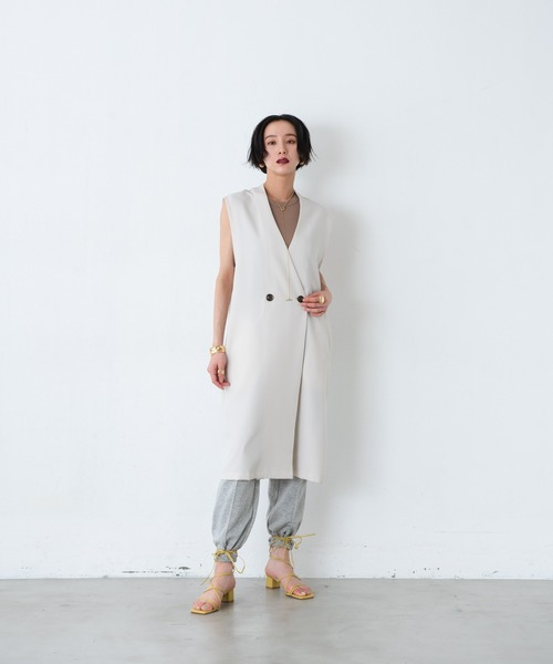 AIC.（エーアイシー）の「ノーカラーダブルボタンロングジレベスト（ベスト・レディース・ブラック/アイボリー・FREE）」の9枚目の写真