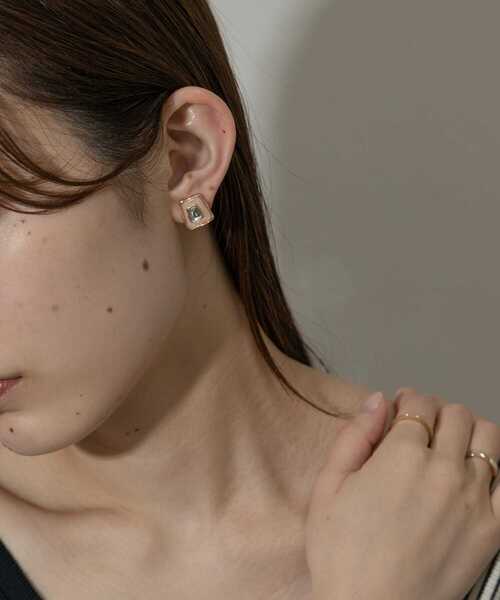 SMELLY（スメリー）の「ビジューニュアンスシカクイヤリング（イヤリング・レディース・ブラウン系その他/ベージュ系その他・-）」の5枚目の写真
