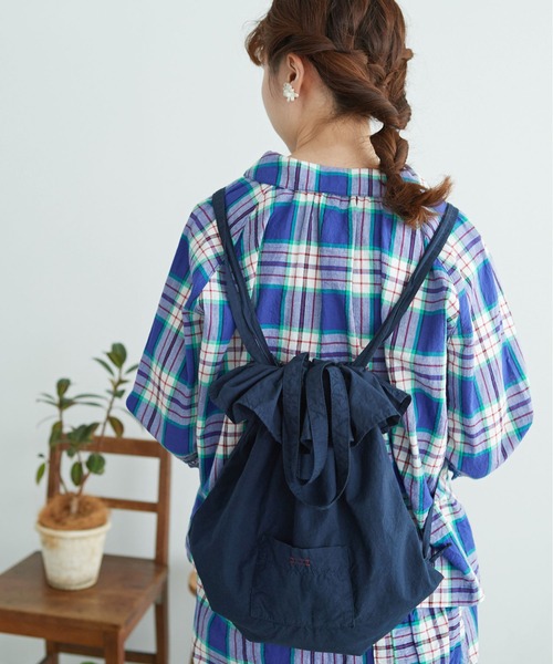 chambre de charme(シャンブルドゥシャーム)の「cdc コットンタイプライター NVW ナップサック(バックパック/リュック・レディース・ネイビー/グリーン・FREE)」の2枚目の写真