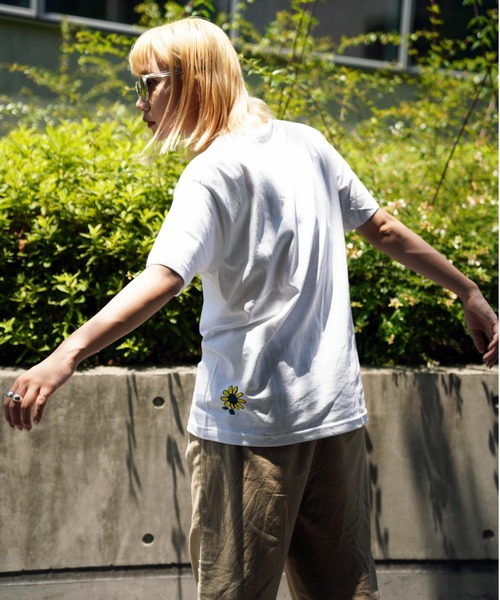AVIREX(アヴィレックス)の「【直営店限定】FLOWER MOTIF T-SHIRT/ フラワーモチーフ ティーシャツ(Tシャツ/カットソー・レディース・オフホワイト/イエロー・FREE)」の6枚目の写真