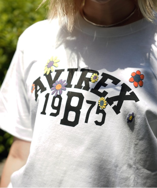 AVIREX(アヴィレックス)の「【直営店限定】FLOWER MOTIF T-SHIRT/ フラワーモチーフ ティーシャツ(Tシャツ/カットソー・レディース・オフホワイト/イエロー・FREE)」の3枚目の写真