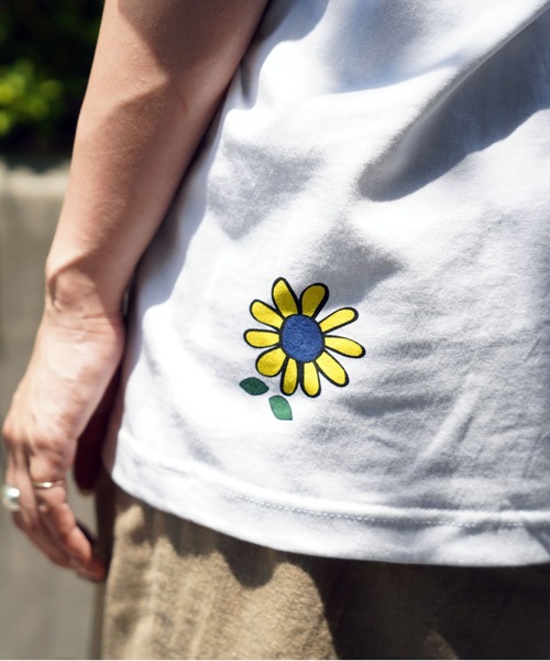 AVIREX(アヴィレックス)の「【直営店限定】FLOWER MOTIF T-SHIRT/ フラワーモチーフ ティーシャツ(Tシャツ/カットソー・レディース・オフホワイト/イエロー・FREE)」の4枚目の写真
