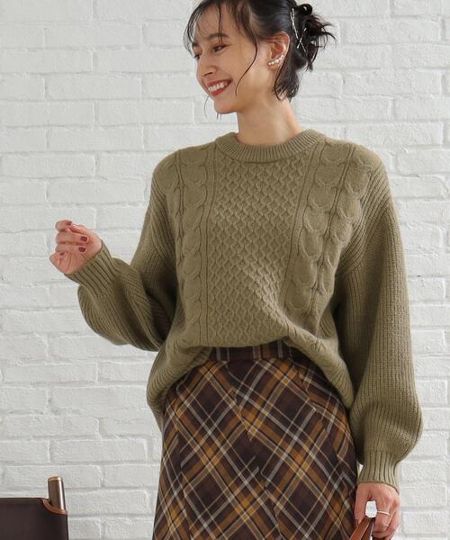 SHOO・LA・RUE（シューラルー）の「◆【洗える】もちもちタッチ ケーブル柄ニット（ニット/セーター・レディース・ホワイト系/ダークグリーン/ダークオレンジ/グレー系/ブルー/サンドベージュ・04/03/02）」の3枚目の写真