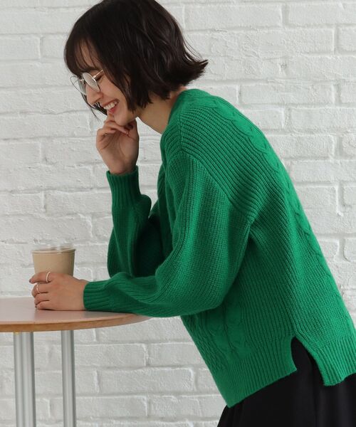 SHOO・LA・RUE（シューラルー）の「◆【洗える】もちもちタッチ ケーブル柄ニット（ニット/セーター・レディース・ホワイト系/ダークグリーン/ダークオレンジ/グレー系/ブルー/サンドベージュ・04/03/02）」の4枚目の写真