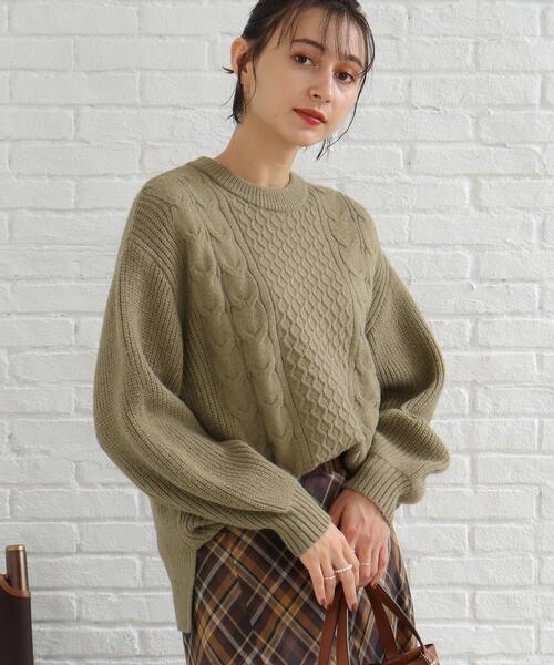 SHOO・LA・RUE（シューラルー）の「◆【洗える】もちもちタッチ ケーブル柄ニット（ニット/セーター・レディース・ホワイト系/ダークグリーン/ダークオレンジ/グレー系/ブルー/サンドベージュ・04/03/02）」の7枚目の写真