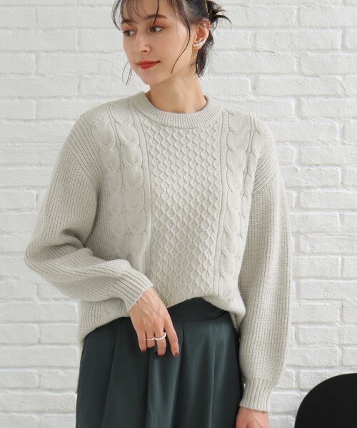 SHOO・LA・RUE（シューラルー）の「◆【洗える】もちもちタッチ ケーブル柄ニット（ニット/セーター・レディース・ホワイト系/ダークグリーン/ダークオレンジ/グレー系/ブルー/サンドベージュ・04/03/02）」の14枚目の写真