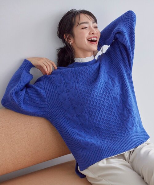 SHOO・LA・RUE（シューラルー）の「◆【洗える】もちもちタッチ ケーブル柄ニット（ニット/セーター・レディース・ホワイト系/ダークグリーン/ダークオレンジ/グレー系/ブルー/サンドベージュ・04/03/02）」の5枚目の写真