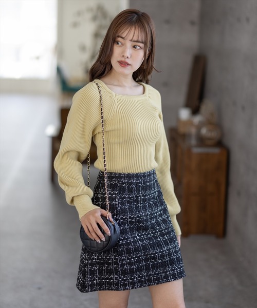 clear（クリア）の「スクエアネックボリュームスリーブニットトップス（ニット/セーター・レディース・ブラック/ブラウン/イエロー/アイボリー・F）」の19枚目の写真