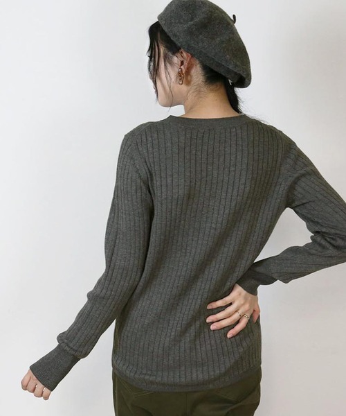 atONE(アットワン)の「atONE ラウンドネックリブニット 長袖(ニット/セーター・レディース・杢グレー/ダークグリーン/ブラック/バーガンディー/グレイッシュベージュ/オフホワイト・M-L/LL~3L/4L~5L/M~L)」の13枚目の写真