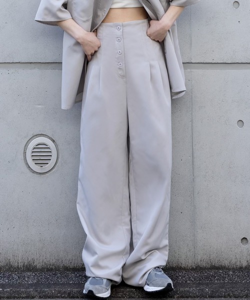 junoah(ジュノア)の「ハイウエスト釦デザインパンツ(その他パンツ・レディース・ベージュ/ライトグレー/ブラック・SMALL/MEDIUM/LARGE)」の1枚目の写真
