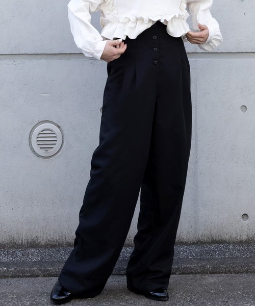 junoah(ジュノア)の「ハイウエスト釦デザインパンツ(その他パンツ・レディース・ベージュ/ライトグレー/ブラック・SMALL/MEDIUM/LARGE)」の2枚目の写真